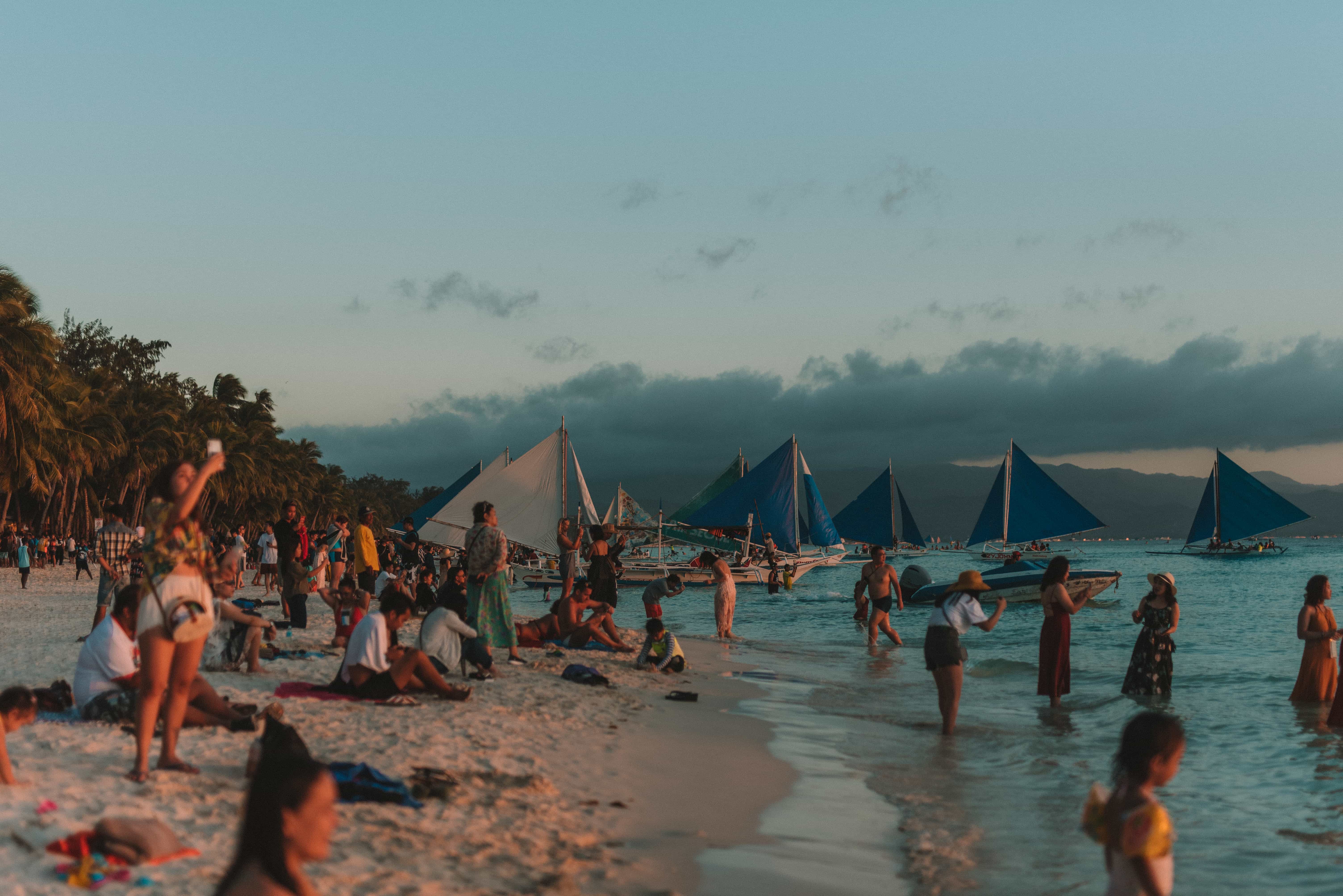 Things to do in Boracay Island, Boracay island travel guide, budget travel in boracay island, Boracay Island, sunset in Boracay, busy sunset white beach boracay