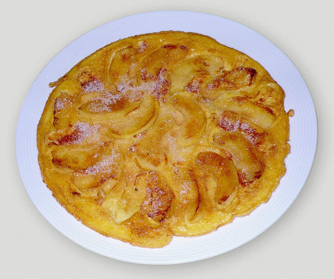 German Apple Pancake / Apfelpfannkuchen / German Pancake - German Desserts