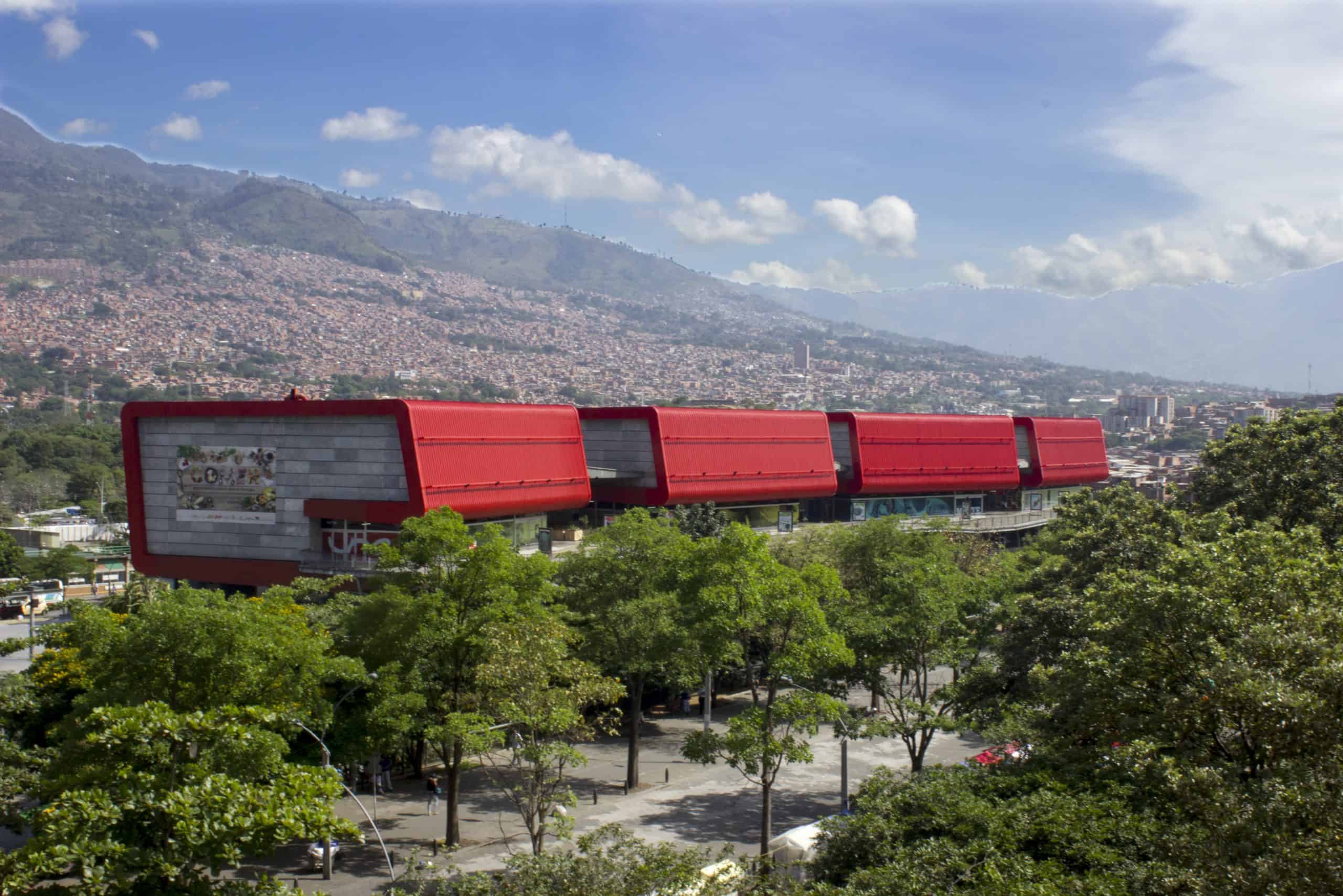 Parque Explora - Medellin vs Bogota, Bogota vs Medellin 