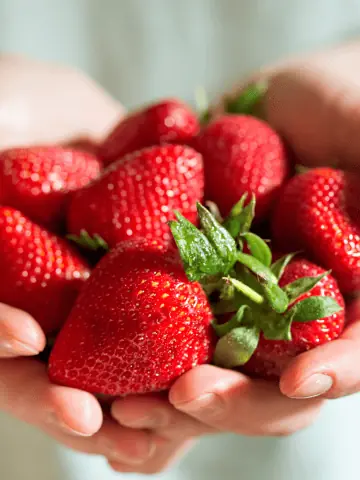 Korean strawberries (딸기 - ttalgi), Korean Fruits - A Guide to Seasonal Fruits in Korea, Traditional Korean Fruits and Imported Fruits