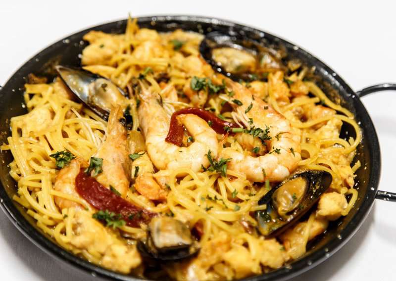 Move Over Paella: How to Make Fideuà, Spain’s Secret Seafood Pasta Dish 1 How to Make Fideua – An Authentic Fideua (Recipe Guide)