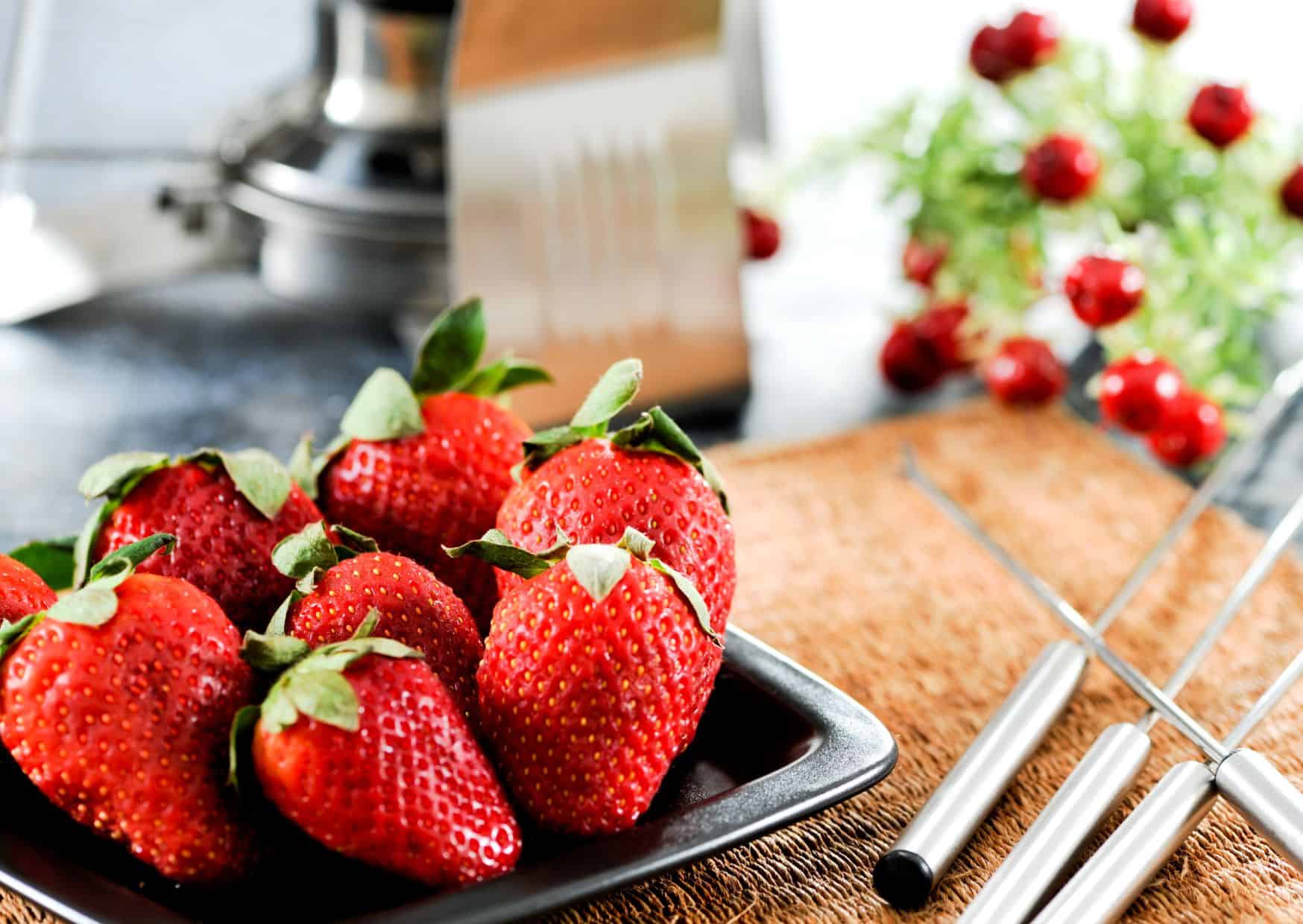 How To Make Chocolate Fondue (Recipe Guide)