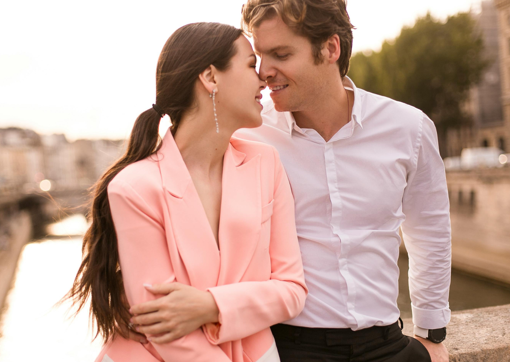 The Public Kissing Habit in France That Americans Find Scandalous 3 French Couples Kiss Here 8