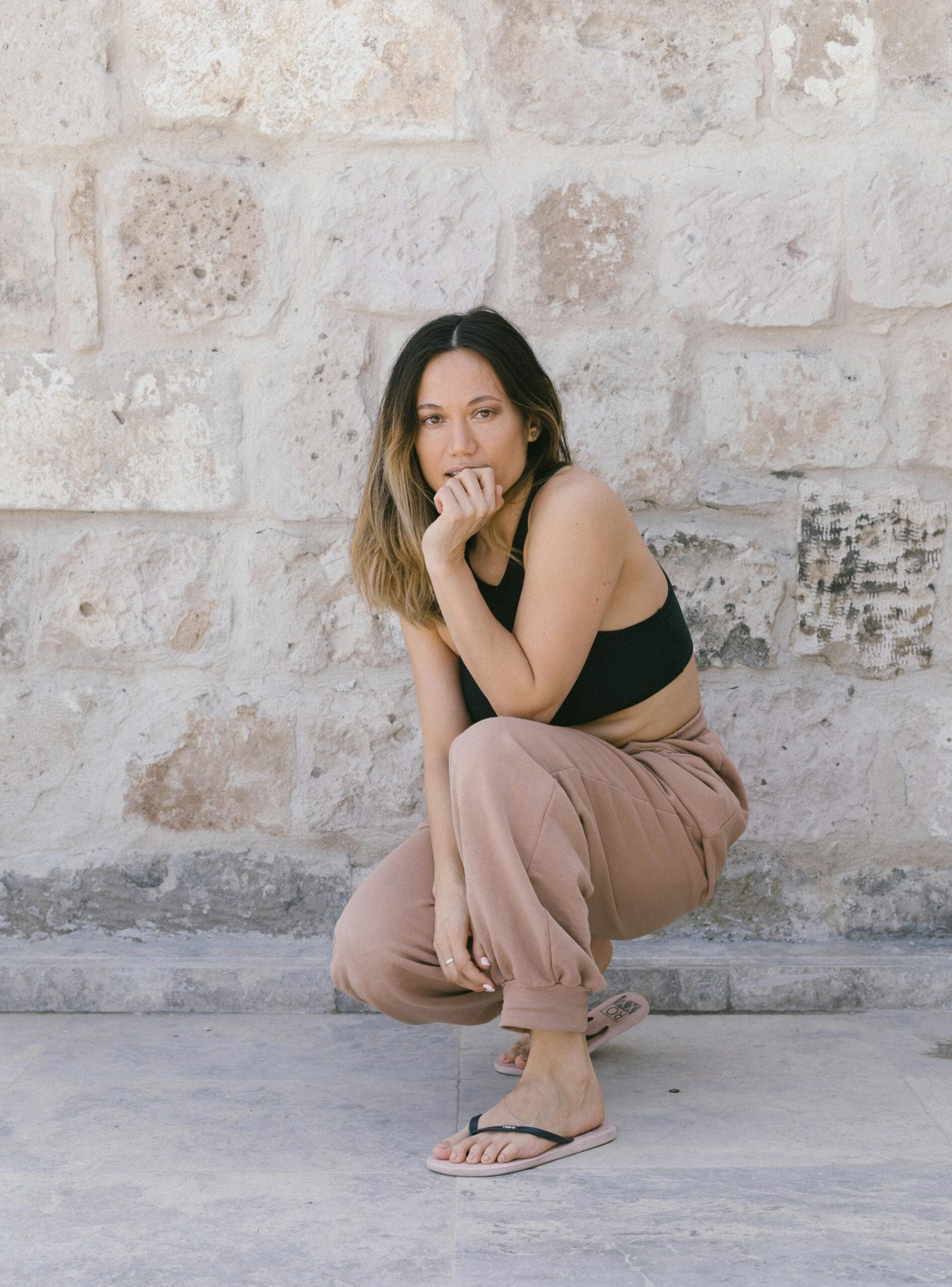 Why French Women Never Wear These 5 Things American Women Always Do 3 pexels meruyert gonullu 8214035 scaled