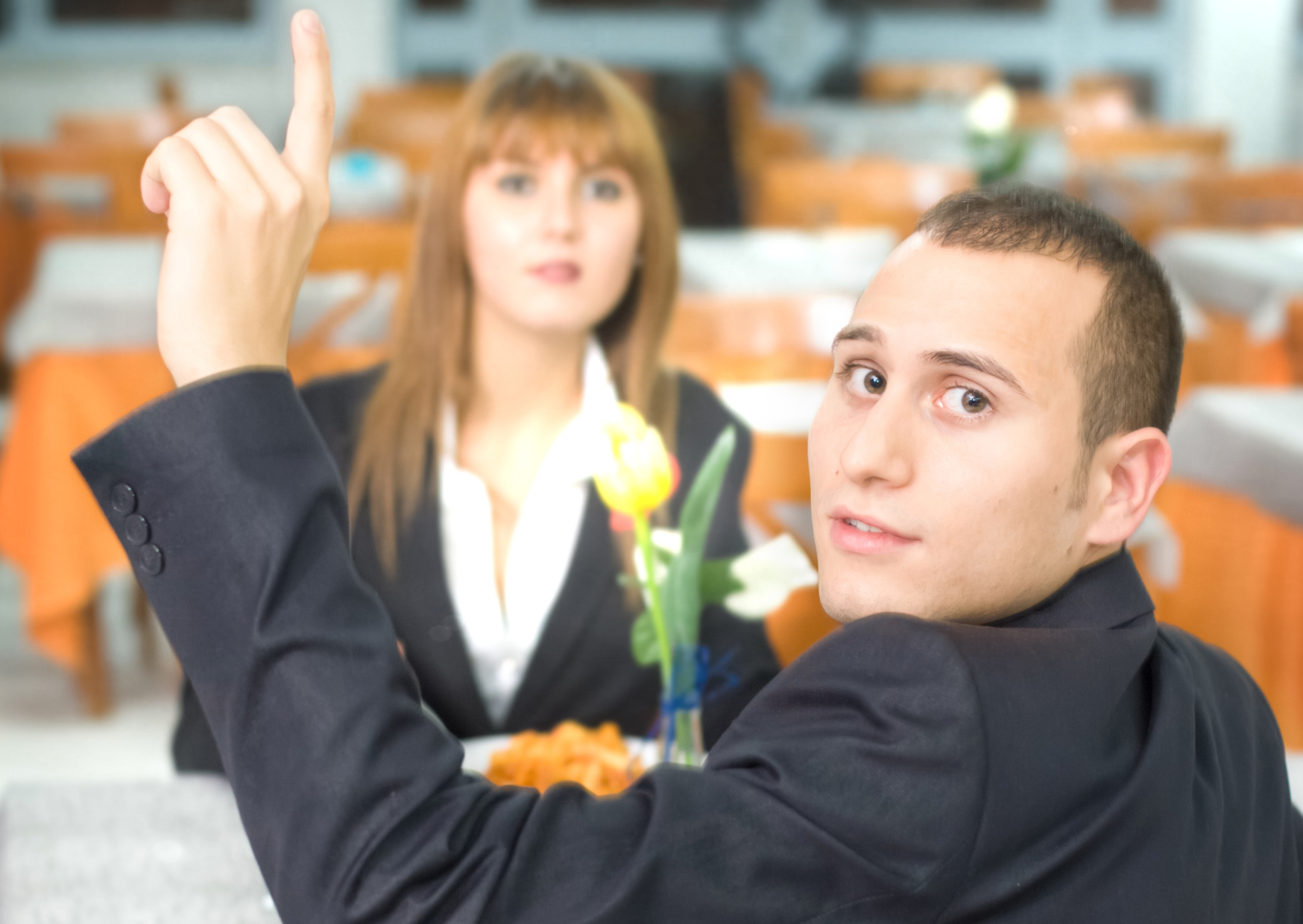 The Hand Gesture In Barcelona That Gets American Tourists Ignored For An Hour 1 finger snapped in restaurant 2