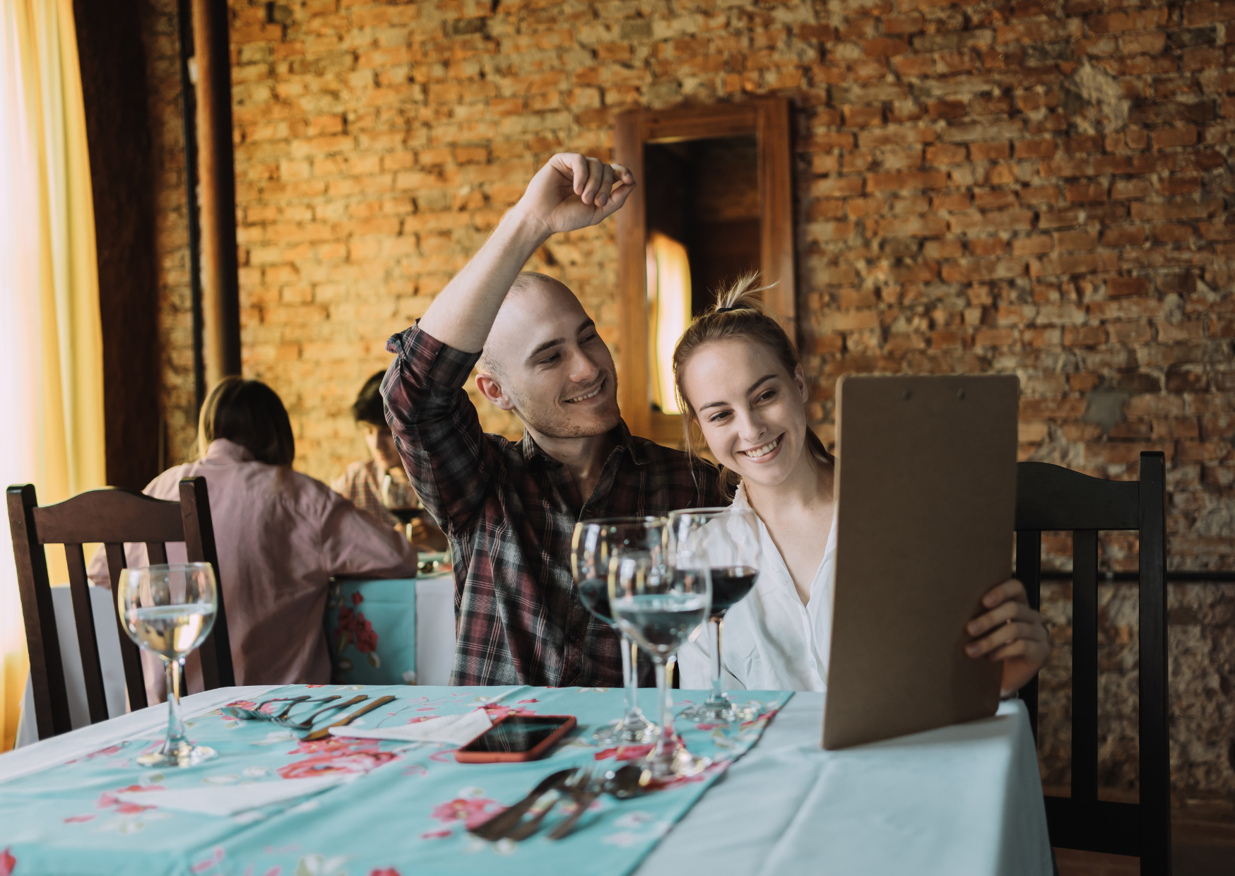 The Hand Gesture In Barcelona That Gets American Tourists Ignored For An Hour 5 finger snapped in restaurant 4